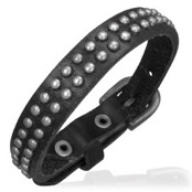 L�der armband med sm� metall nitar.
