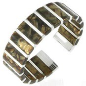 L�ckert armband med p�rlemor.