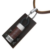 L�der halsband med trendigt h�ngsmycke.