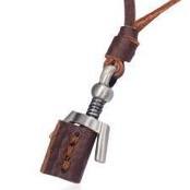 En riktig man "wears" l�der halsband.