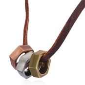 L�der halsband med 3 charms