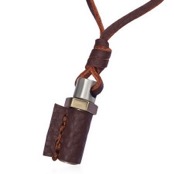 Riktigt maskulin skinn halsband f�r mannen.