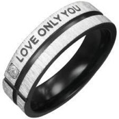 Vacker blackcoat ring med inskriptionen "Love Only You"