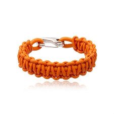 Laxf�rgad fl�tade l�derarmband.