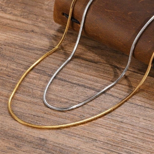 Fyrkantig kedja i rostfritt stål / Guldpläterad i flera längder.