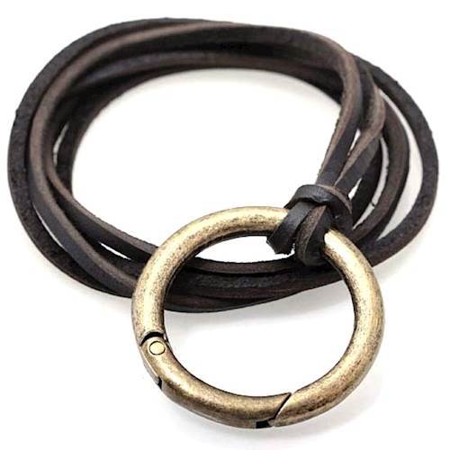 Läderhalsband med brons ring.