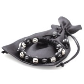 Knuten p�rla armband i ben p�rlor.