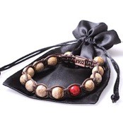 Handknuten p�rla armband i brunt l�der.