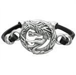 Armband med en metall brosch.