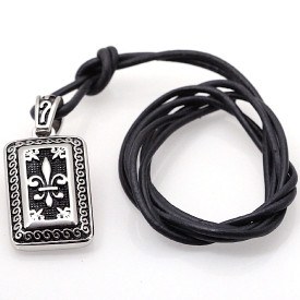 Rostfritt st�l h�nge med Fleur De Lis design.