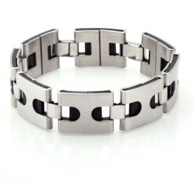 Armband i matt rostfritt st�l.