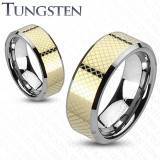 Tungstenring med guldpl�terade m�nster.