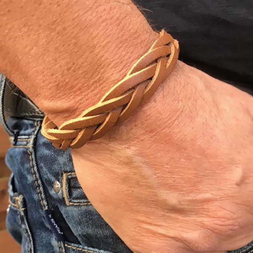 Läder flätat armband.