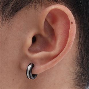 Svart rostfritt stål örhänge med silver räfflad mitten – Black Steel Groove Hoop