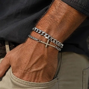 Enkel dubbelarmband med kors och rostfritt stål.