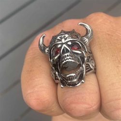 Viking Skullring i rostfritt stål.