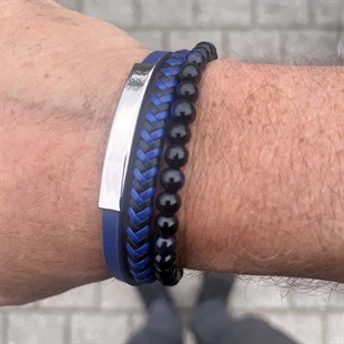 Blått armband med läder och pärlor.