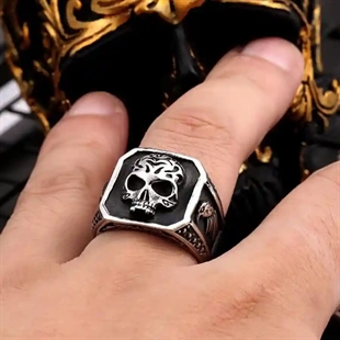 Dödskallering i rostfritt stål.