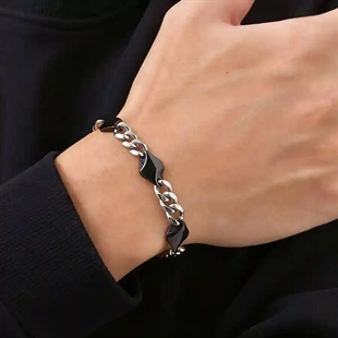Herrarmband i rostfritt stål med svarta detaljer