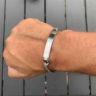 Armband av rent stål.