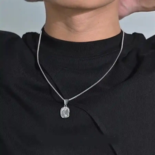 Oval herrsmycke i rostfritt stål – 2.05x1.22 cm hänge