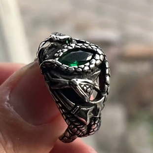 Herrering i rostfritt stål med grön sten och ormdesign – Emerald Serpent