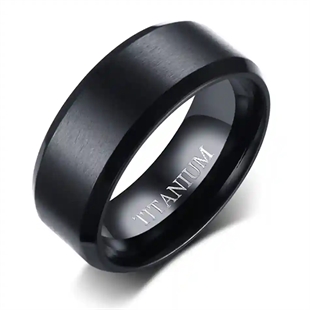 Svart herrring i titan med matt finish och IP black plating, 8 mm bred, minimalistisk design