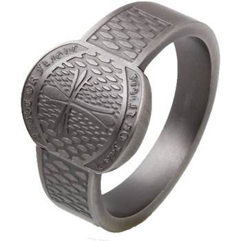 Mens ring i svart stål og strømdesign.