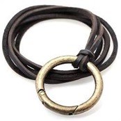 Läderhalsband med brons ring.
