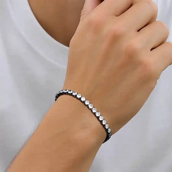 herrarmband i svart snodd med klara CZ-stenar – perfekt tillsammans med andra armband