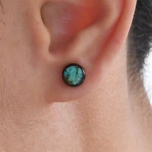 Örhänge för män i blackcoated stål med turkos sten – visat i örat