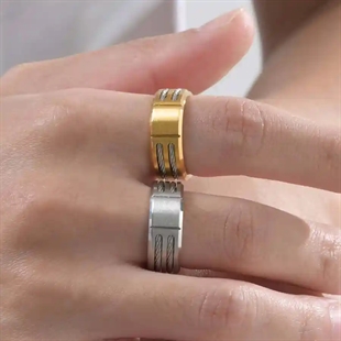Stålwire designring i förgyllt rostfritt stål.