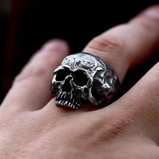 Nightfall Skull Bikerring i mörkt stål.