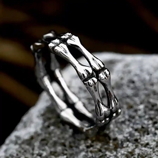 Skull ring för män i rostfritt stål med bone-design buren på finger