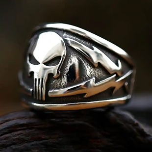 Skull Steel Warrior herrring i rostfritt stål med dödskallemotiv.
