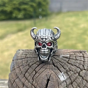 Viking Skullring i rostfritt stål.