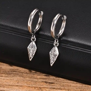 Herrhoop-örhänge i rostfritt stål med nordiskt hängsmycke