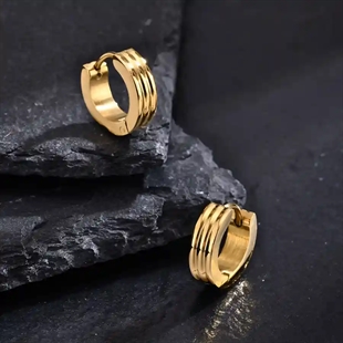 Golden Ridge Hoop – Exklusiv Herrörhänge i Guldpläterat Stål