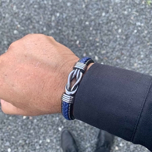 Blå strikt läderarmband